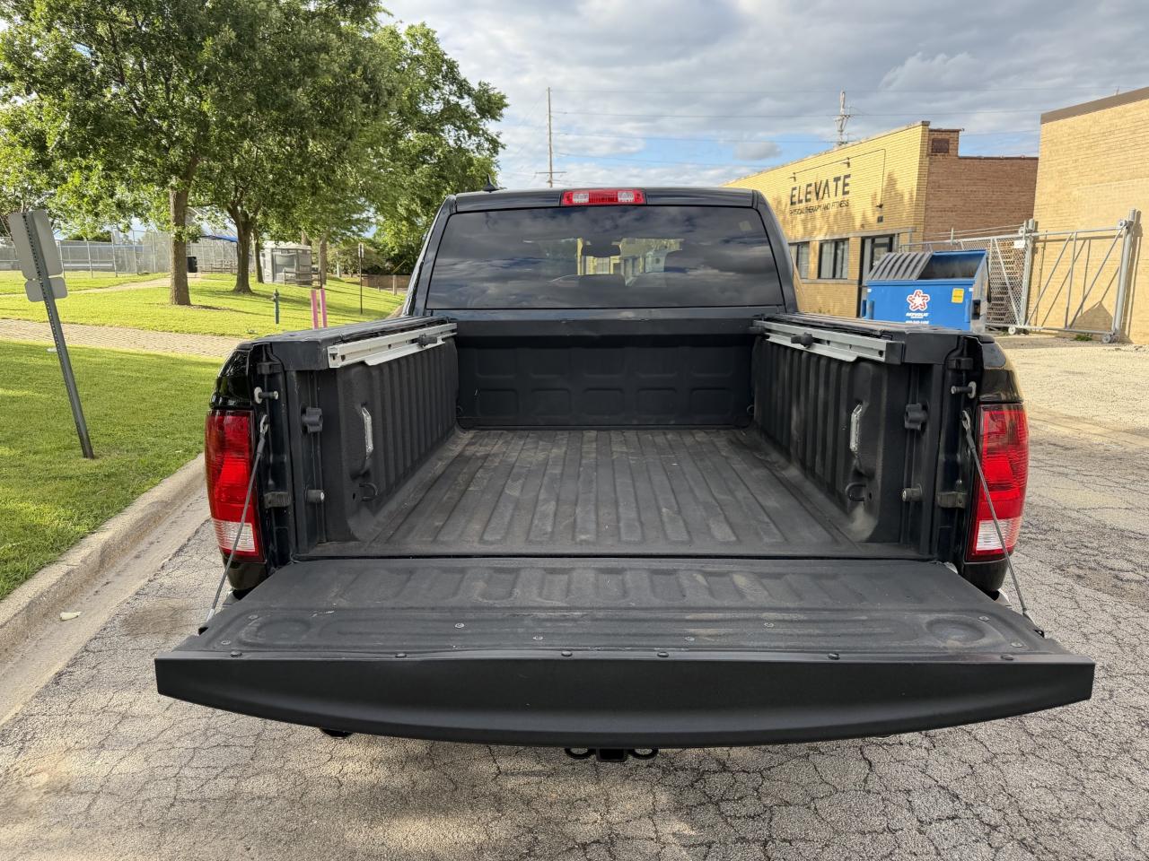 RAM 1500 Lone Star 4x4 Crew Cab 5'7" Box 2017