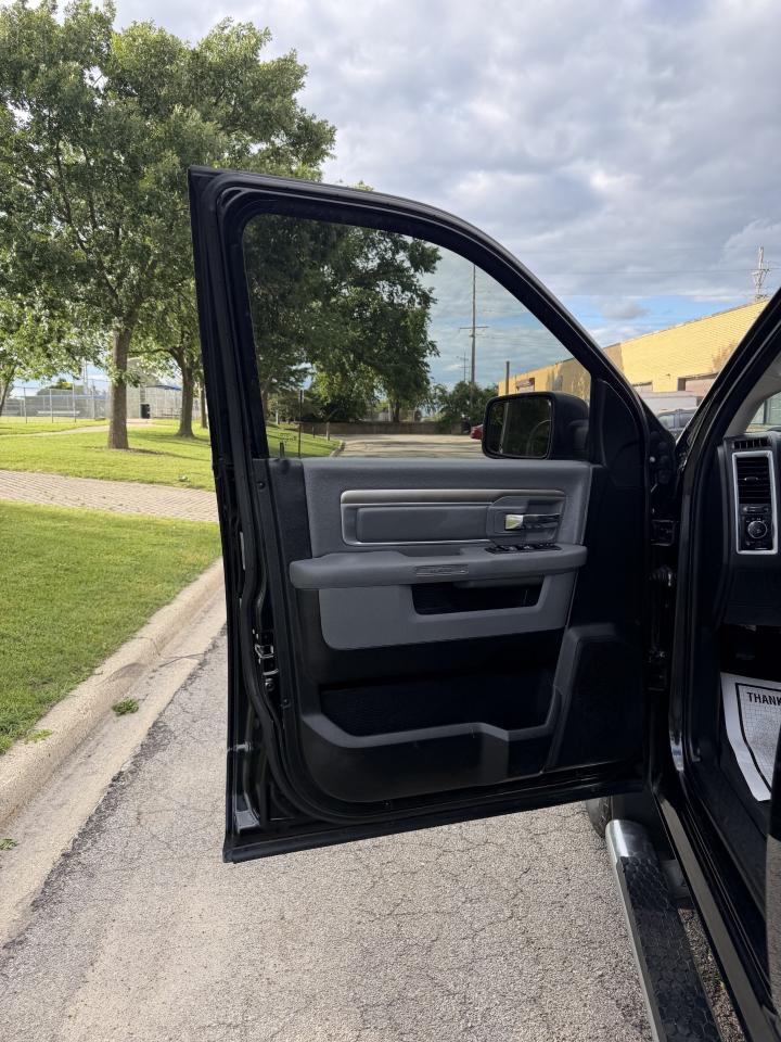 RAM 1500 Lone Star 4x4 Crew Cab 5'7" Box 2017