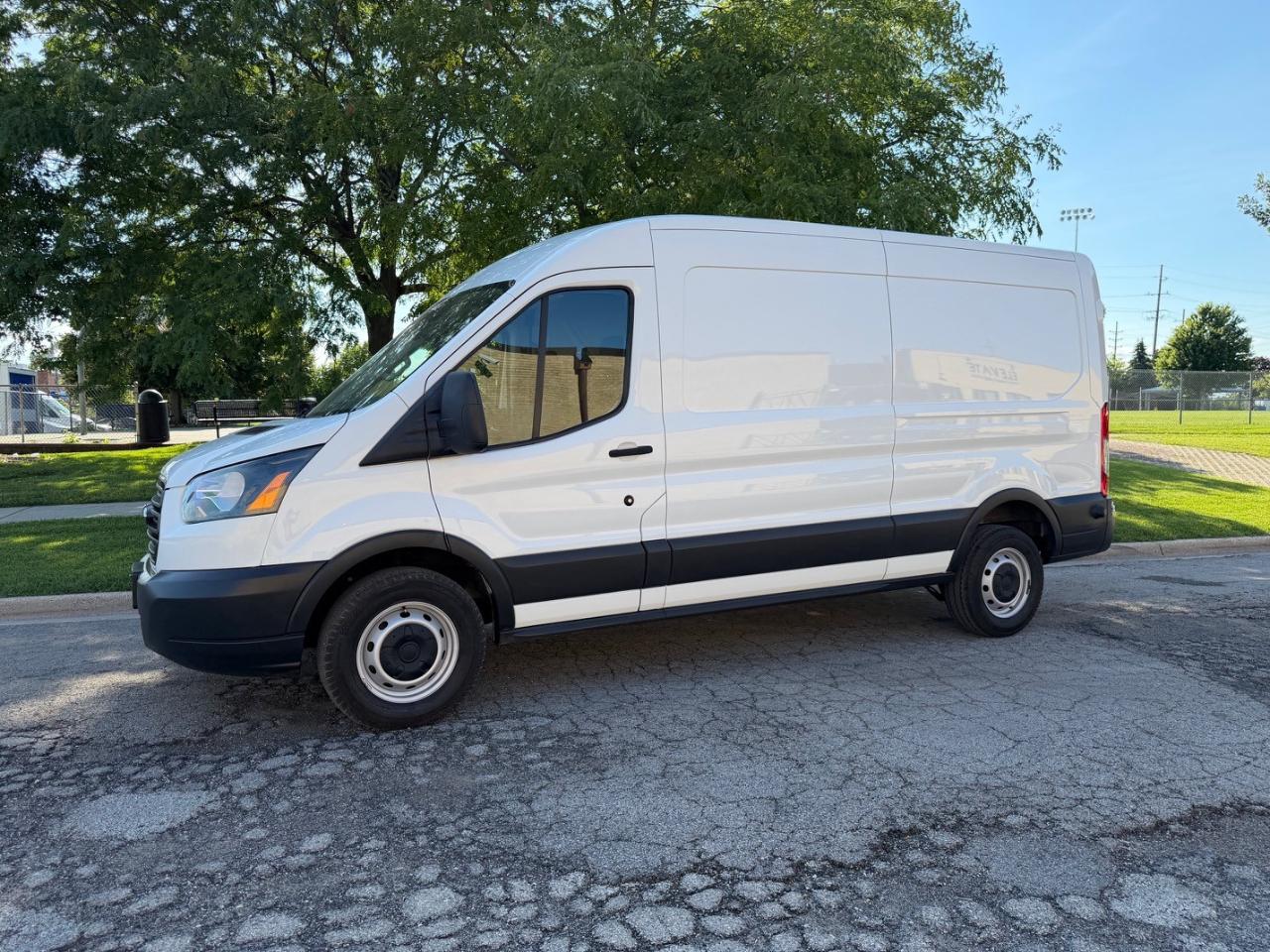 Ford Transit 250 Van Med. Roof w/Sliding Pass. 148-in. WB 2018