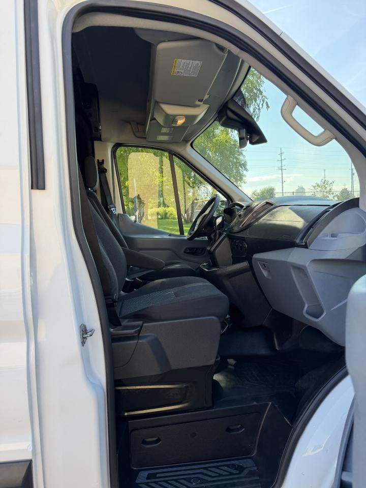Ford Transit 250 Van Med. Roof w/Sliding Pass. 148-in. WB 2018
