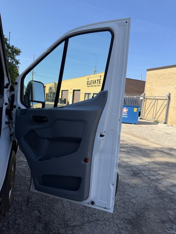 Ford Transit 250 Van Med. Roof w/Sliding Pass. 148-in. WB 2018