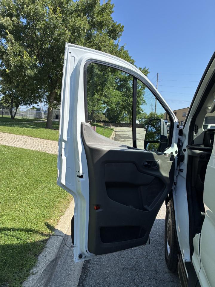 Ford Transit 250 Van Low Roof w/Sliding Pass. 130-in. WB 2020