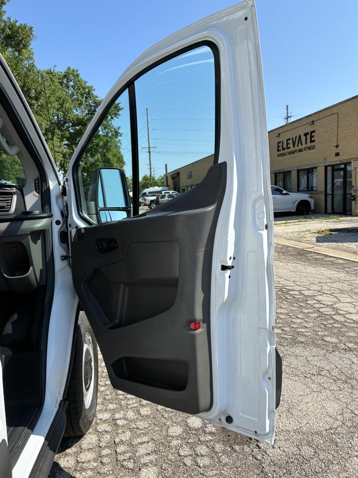 Ford Transit 250 Van Low Roof w/Sliding Pass. 130-in. WB 2020