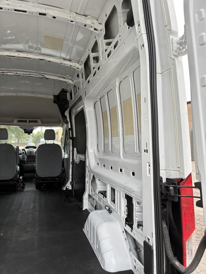 Ford Transit 250 Van High Roof w/Sliding Pass. 148-in. WB 2015