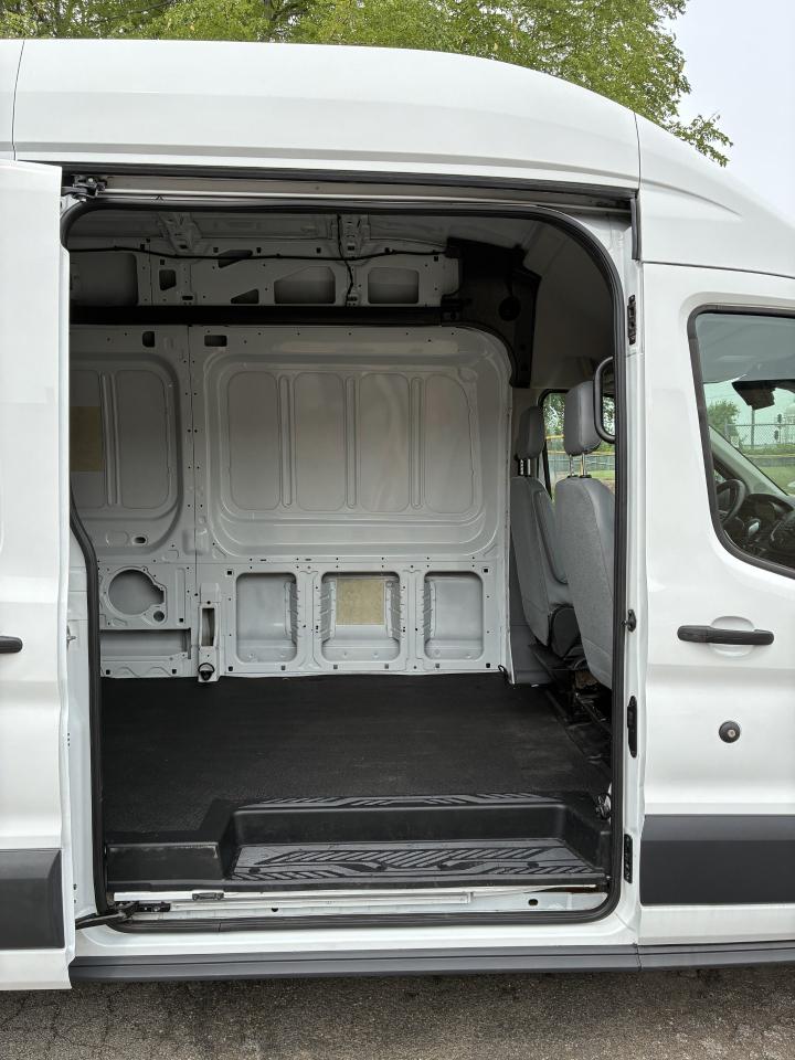 Ford Transit 250 Van High Roof w/Sliding Pass. 148-in. WB 2015
