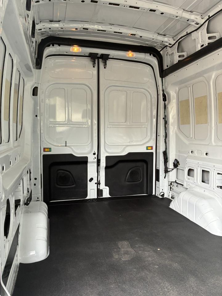 Ford Transit 250 Van High Roof w/Sliding Pass. 148-in. WB 2015
