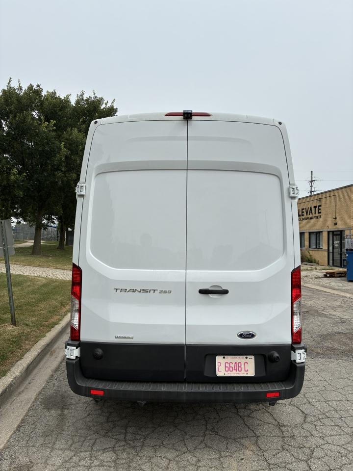 Ford Transit 250 Van High Roof w/Sliding Pass. 148-in. WB 2015