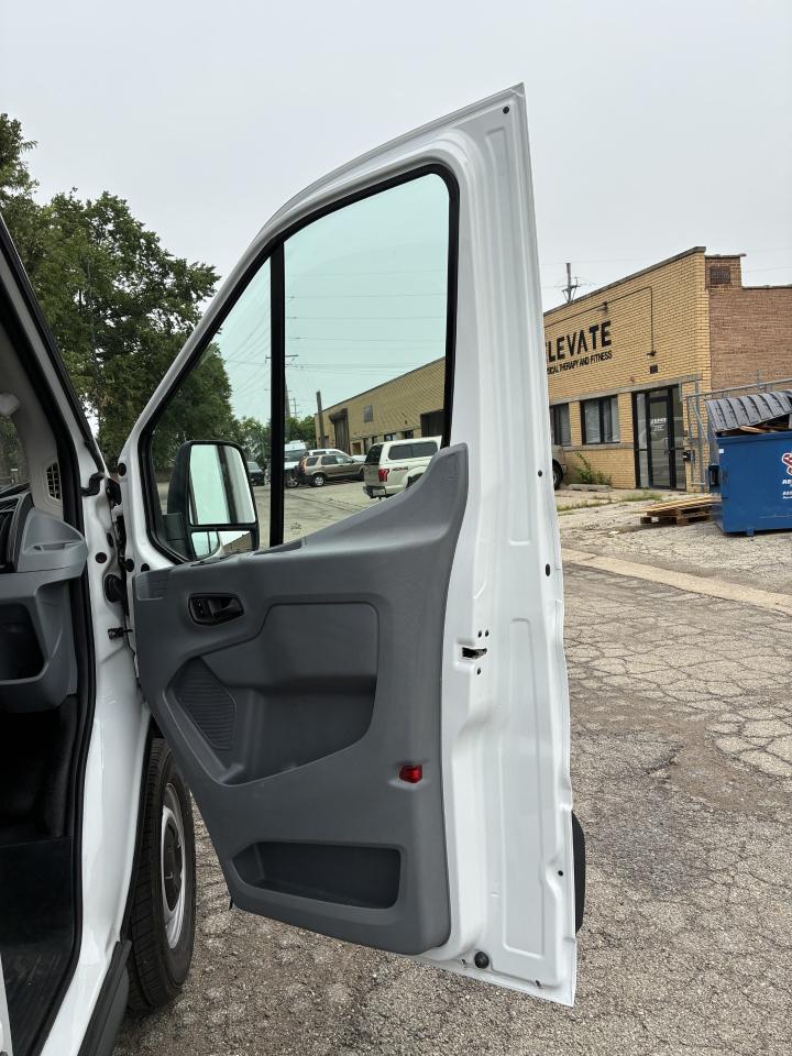 Ford Transit 250 Van High Roof w/Sliding Pass. 148-in. WB 2015