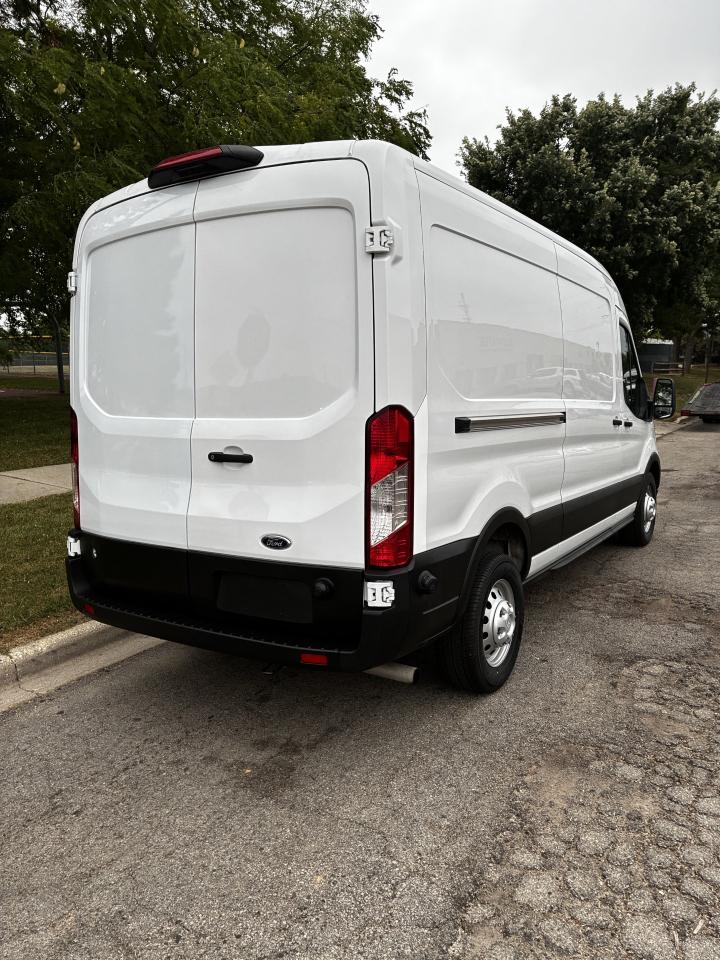 Ford Transit 250 Van Med. Roof w/Sliding Pass. 148-in. WB 2024