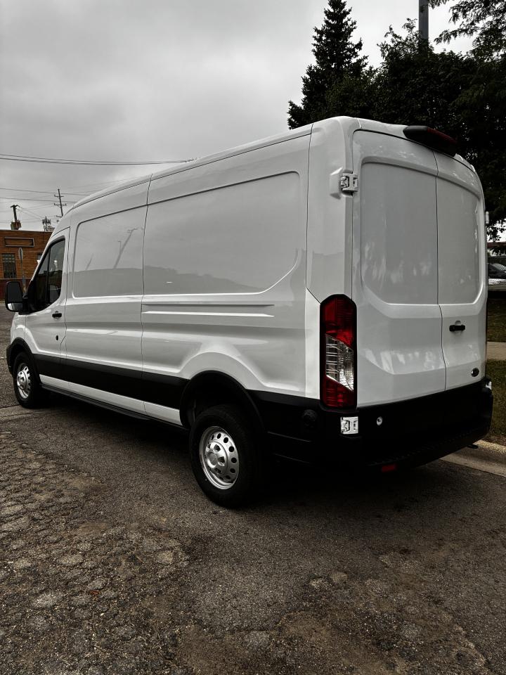 Ford Transit 250 Van Med. Roof w/Sliding Pass. 148-in. WB 2024