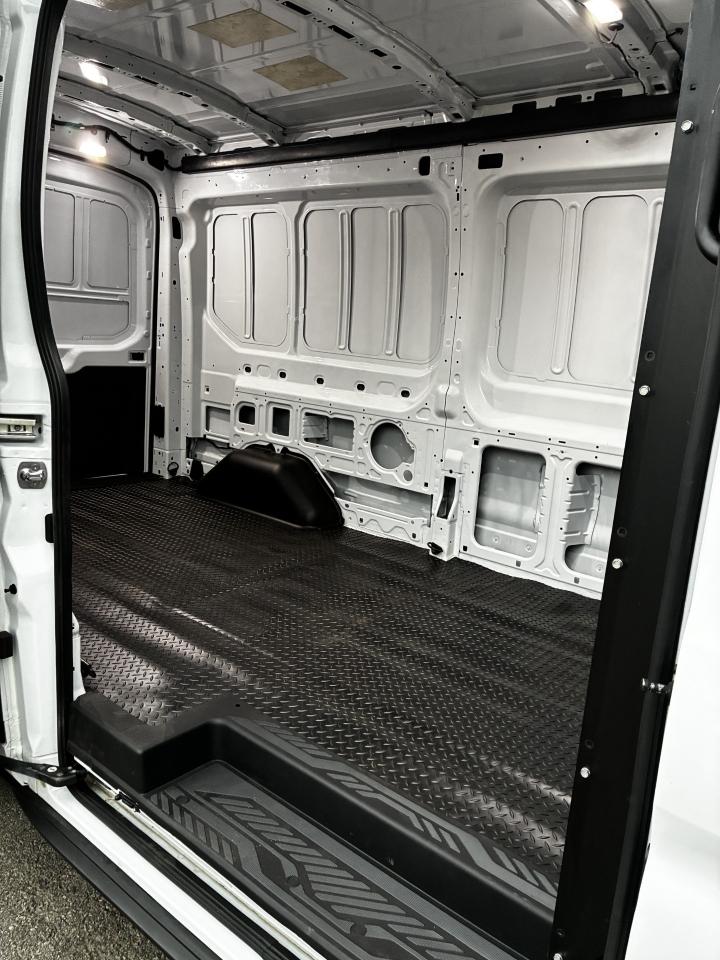 Ford Transit 250 Van Med. Roof w/Sliding Pass. 148-in. WB 2024