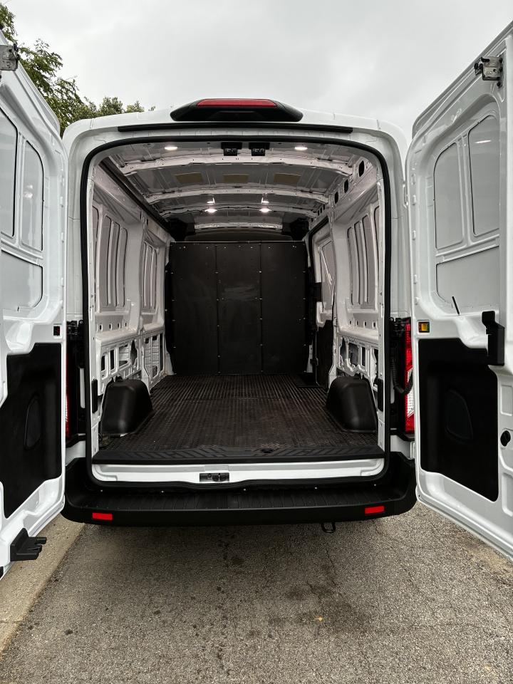 Ford Transit 250 Van Med. Roof w/Sliding Pass. 148-in. WB 2024