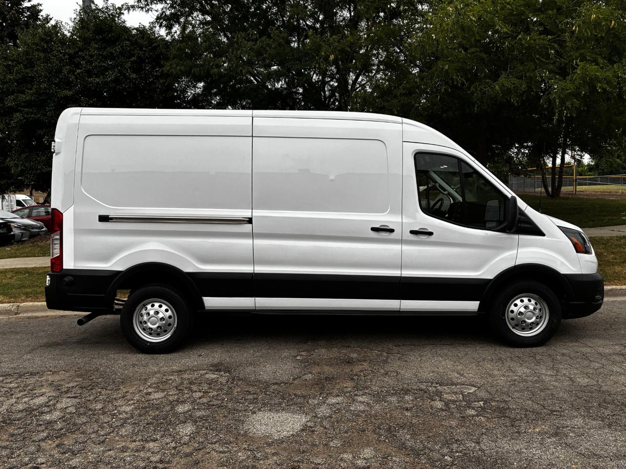 Ford Transit 250 Van Med. Roof w/Sliding Pass. 148-in. WB 2024