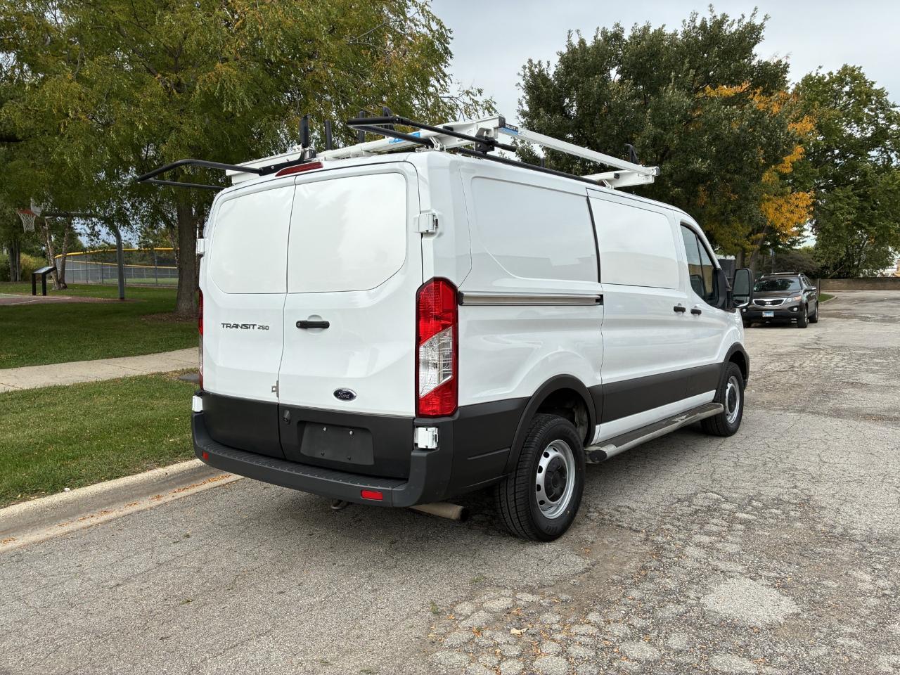 Ford Transit 250 Van Low Roof w/Sliding Pass. 130-in. WB 2021