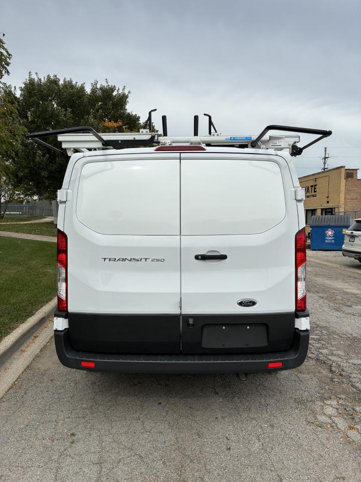 Ford Transit 250 Van Low Roof w/Sliding Pass. 130-in. WB 2021