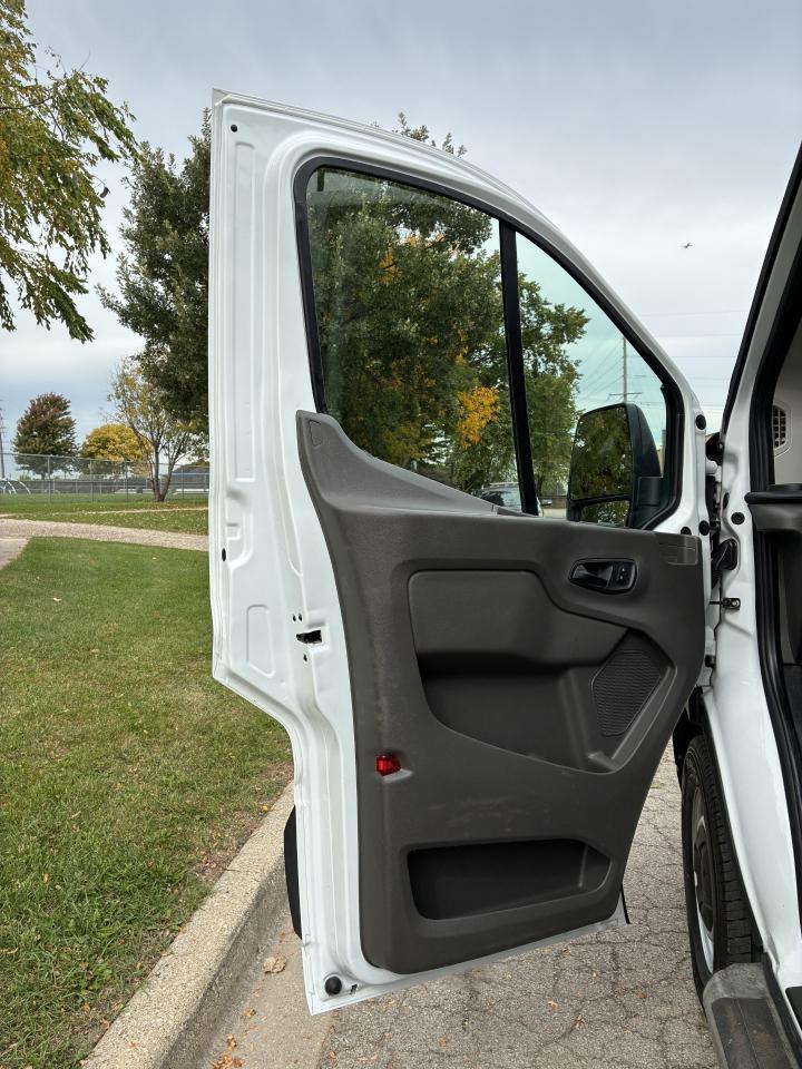 Ford Transit 250 Van Low Roof w/Sliding Pass. 130-in. WB 2021