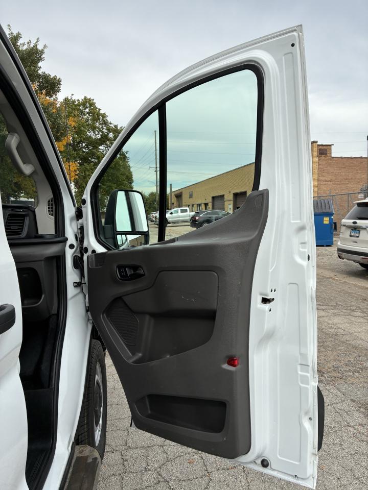 Ford Transit 250 Van Low Roof w/Sliding Pass. 130-in. WB 2021