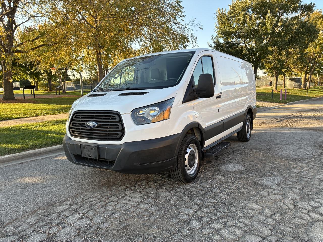 Ford Transit 250 Van Low Roof 60/40 Pass.130-in. WB 2017