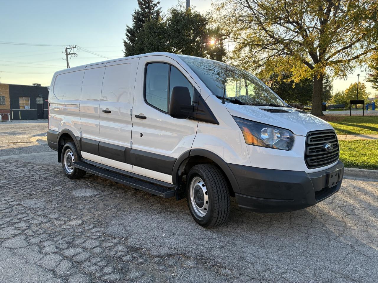 Ford Transit 250 Van Low Roof 60/40 Pass.130-in. WB 2017