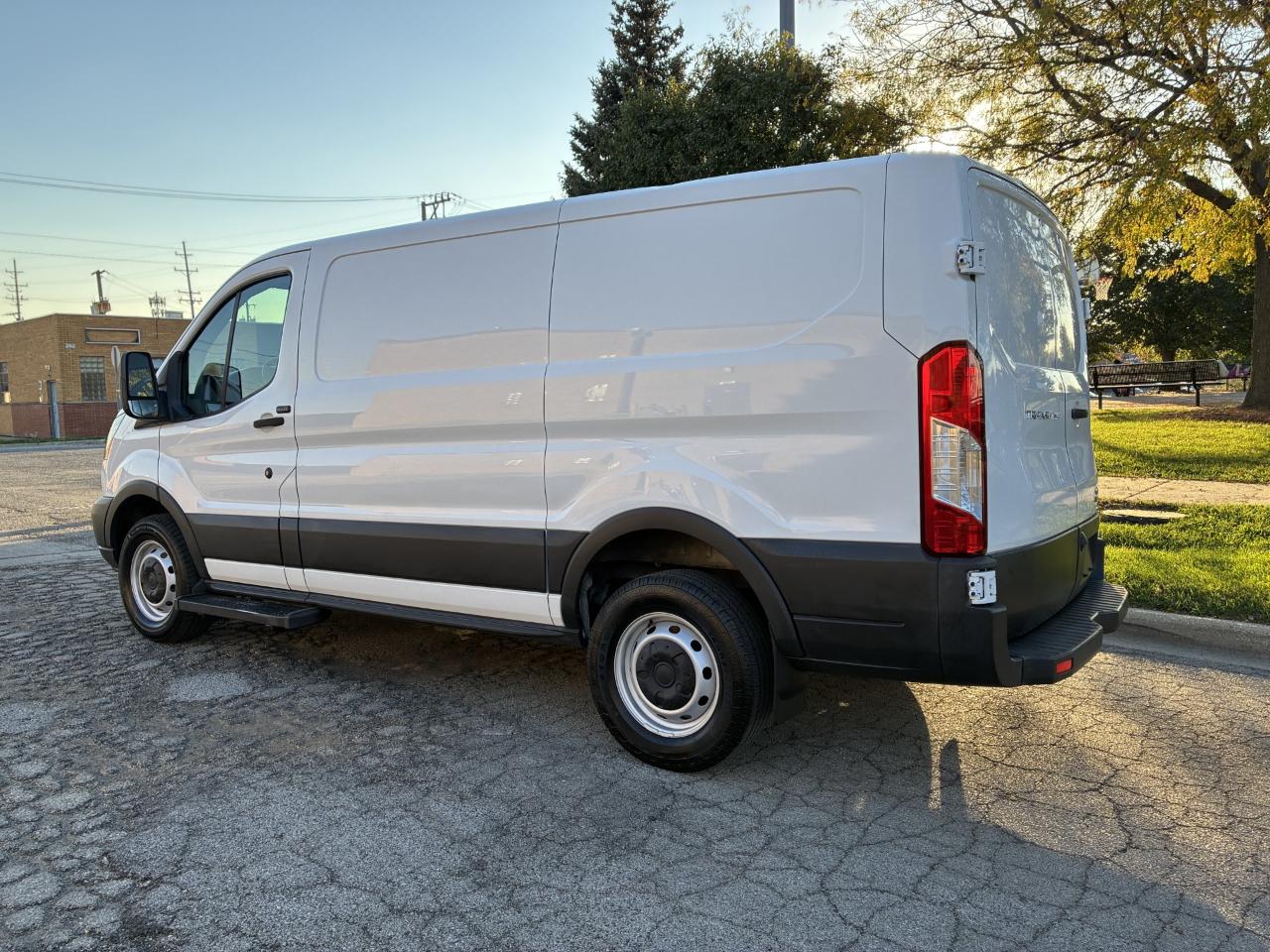 Ford Transit 250 Van Low Roof 60/40 Pass.130-in. WB 2017