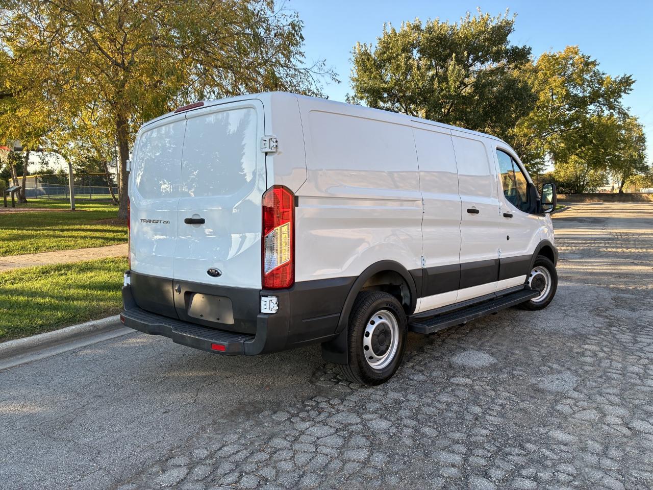 Ford Transit 250 Van Low Roof 60/40 Pass.130-in. WB 2017