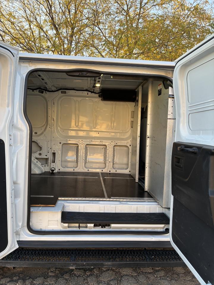 Ford Transit 250 Van Low Roof 60/40 Pass.130-in. WB 2017