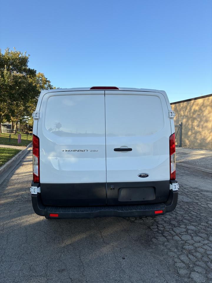 Ford Transit 250 Van Low Roof 60/40 Pass.130-in. WB 2017