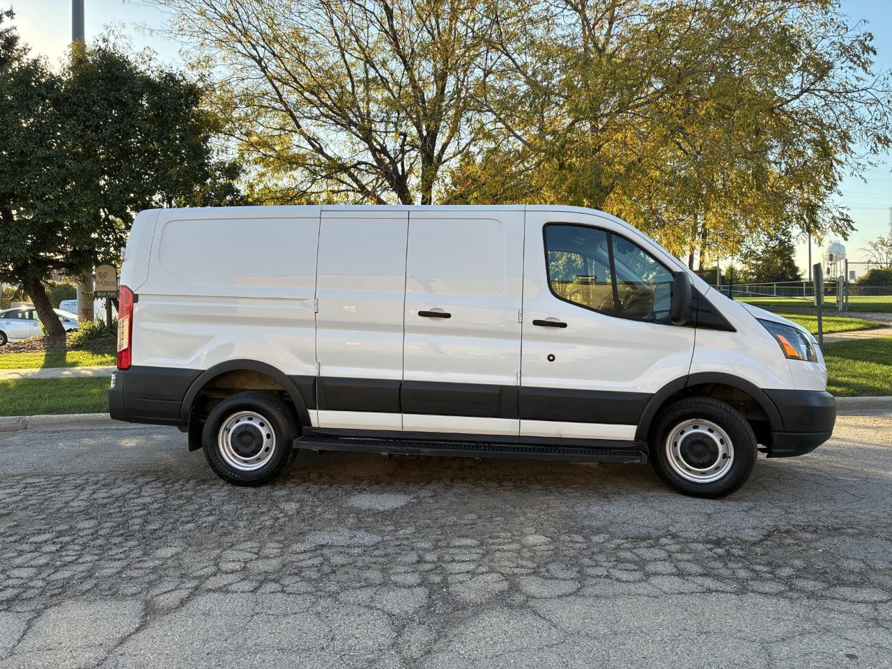 Ford Transit 250 Van Low Roof 60/40 Pass.130-in. WB 2017
