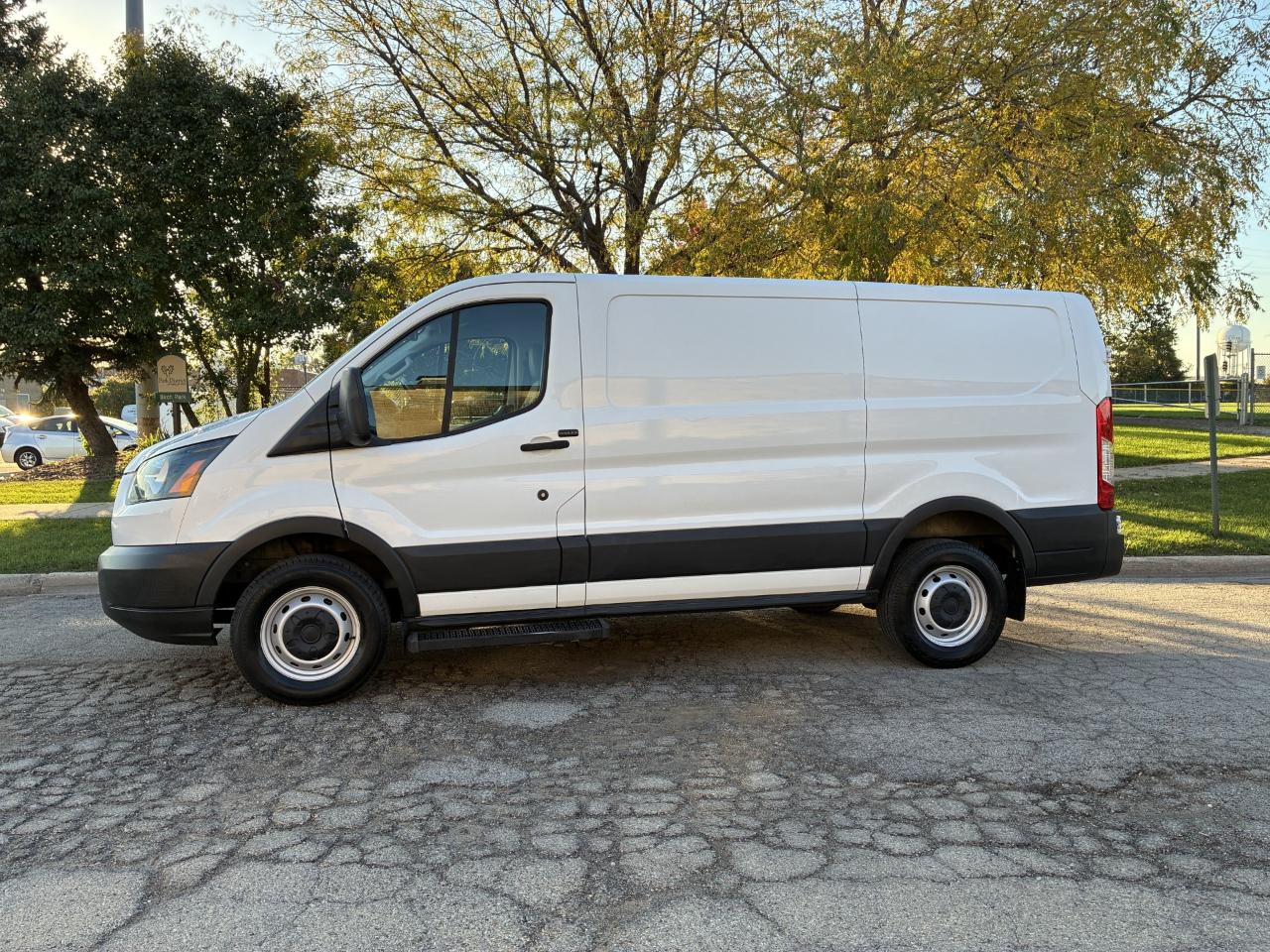 Ford Transit 250 Van Low Roof 60/40 Pass.130-in. WB 2017