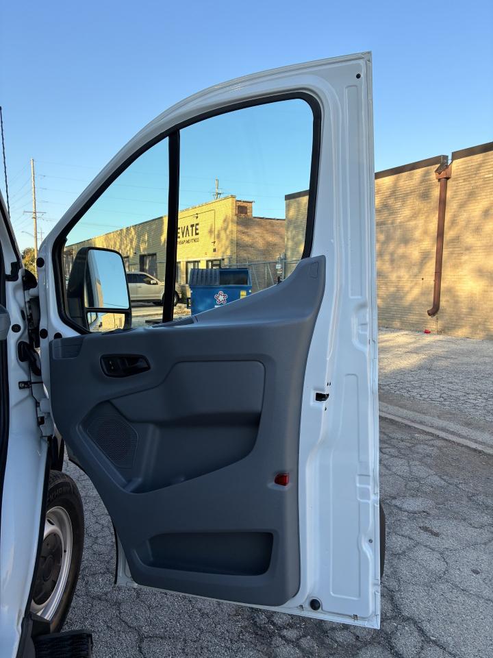 Ford Transit 250 Van Low Roof 60/40 Pass.130-in. WB 2017