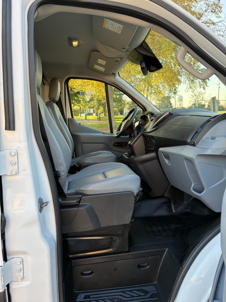 Ford Transit 250 Van Low Roof 60/40 Pass.130-in. WB 2017