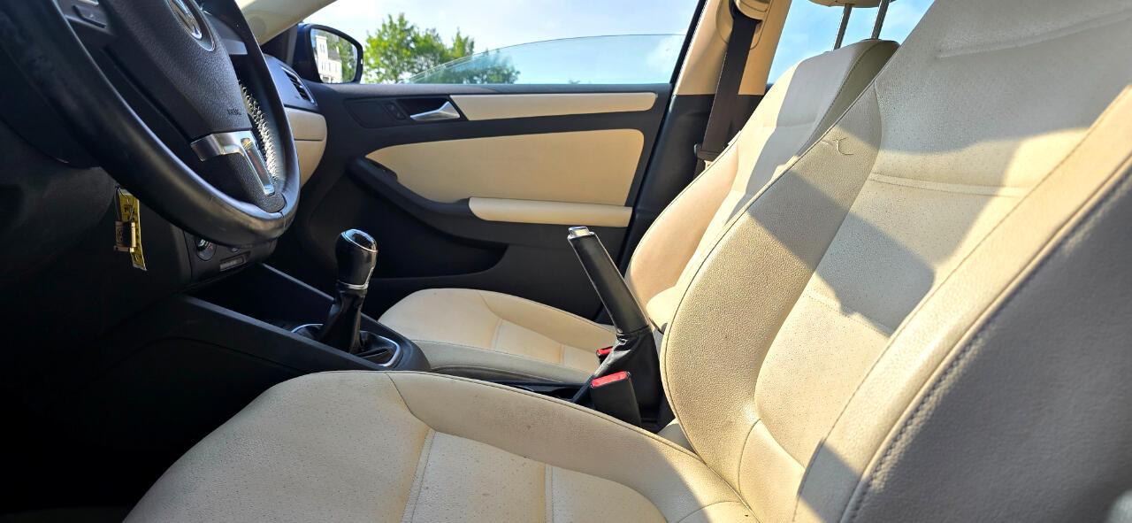 Volkswagen Jetta SEL 4D Sedan 2012 Volkswagen Jetta SEL 4D Sedan 2012