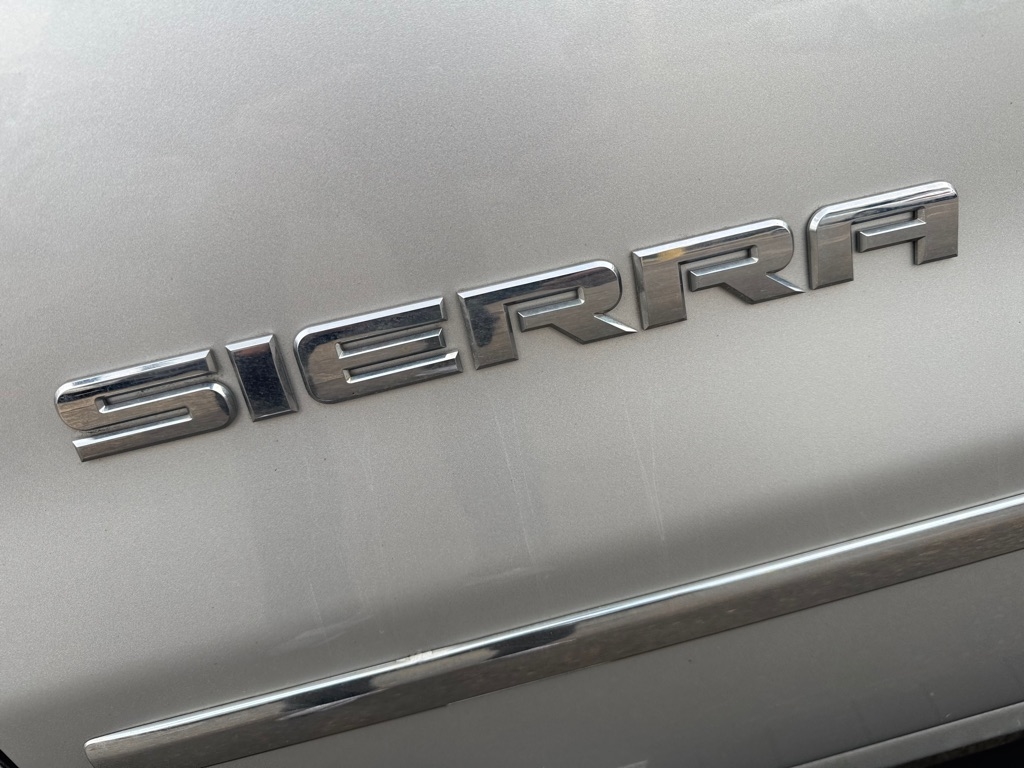 GMC Sierra 1500 4WD Crew Cab 143.5" SLT 2017 GMC Sierra 1500 4WD Crew Cab 143.5" SLT 2017