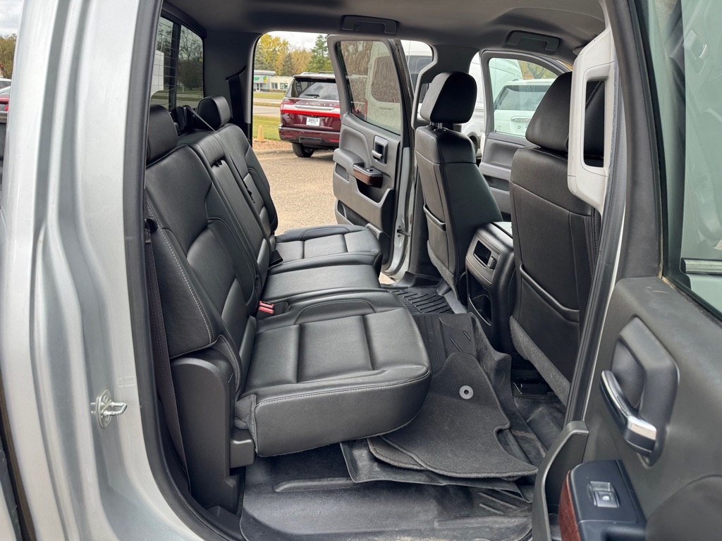 GMC Sierra 1500 4WD Crew Cab 143.5" SLT 2017 GMC Sierra 1500 4WD Crew Cab 143.5" SLT 2017