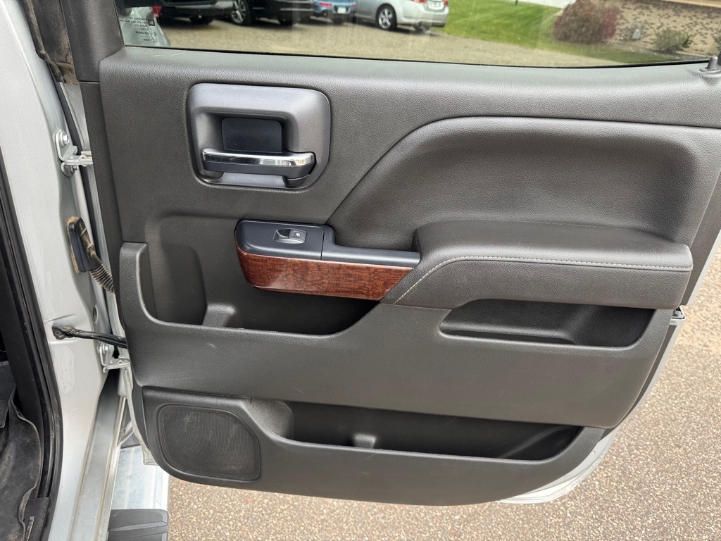 GMC Sierra 1500 4WD Crew Cab 143.5" SLT 2017 GMC Sierra 1500 4WD Crew Cab 143.5" SLT 2017