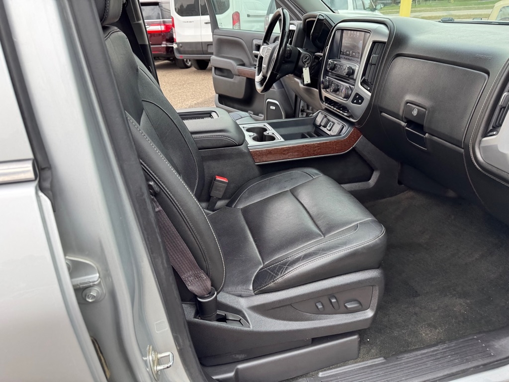 GMC Sierra 1500 4WD Crew Cab 143.5" SLT 2017 GMC Sierra 1500 4WD Crew Cab 143.5" SLT 2017