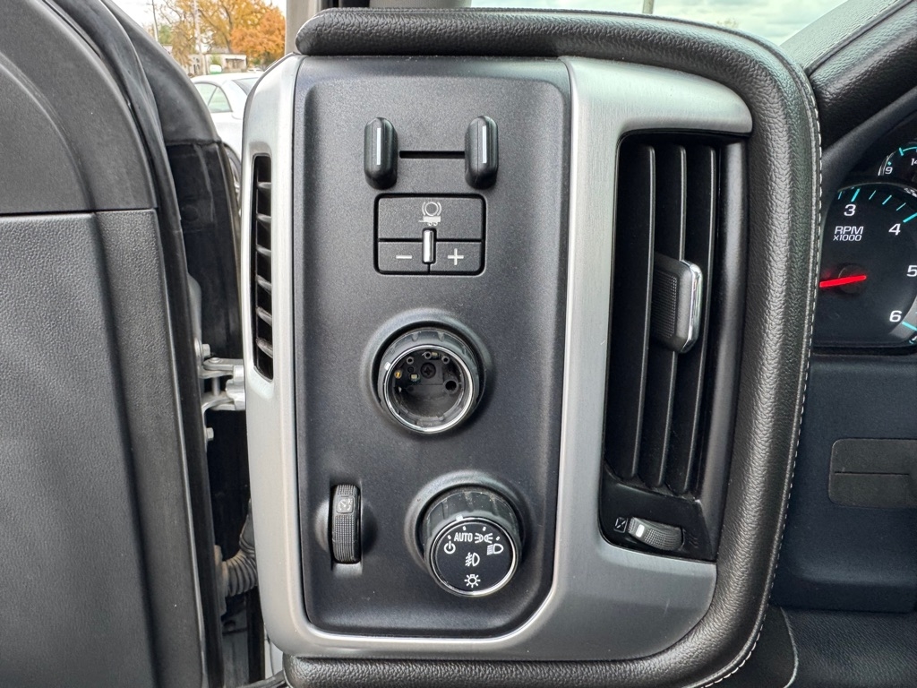 GMC Sierra 1500 4WD Crew Cab 143.5" SLT 2017 GMC Sierra 1500 4WD Crew Cab 143.5" SLT 2017