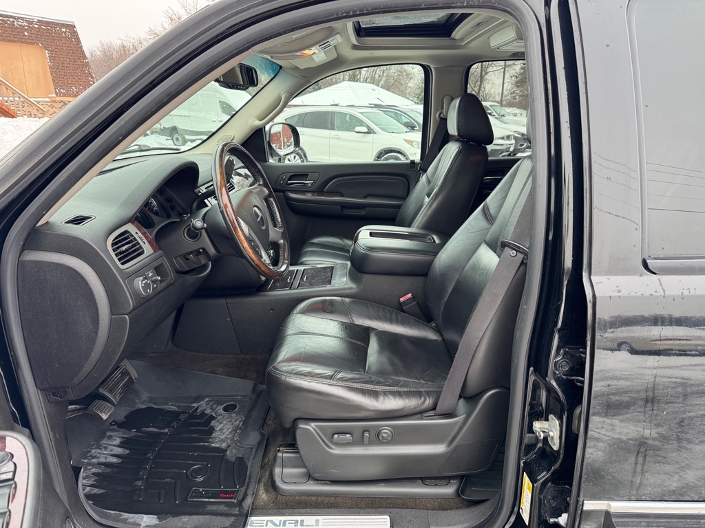 GMC Yukon XL Denali AWD 4dr 1500 2008