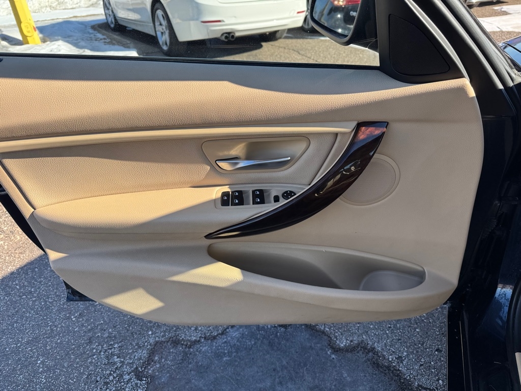 BMW 3 Series 4dr Sdn 320i xDrive AWD 2014