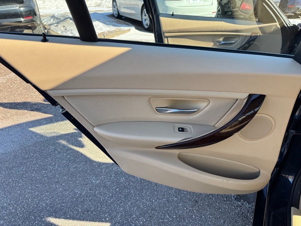 BMW 3 Series 4dr Sdn 320i xDrive AWD 2014