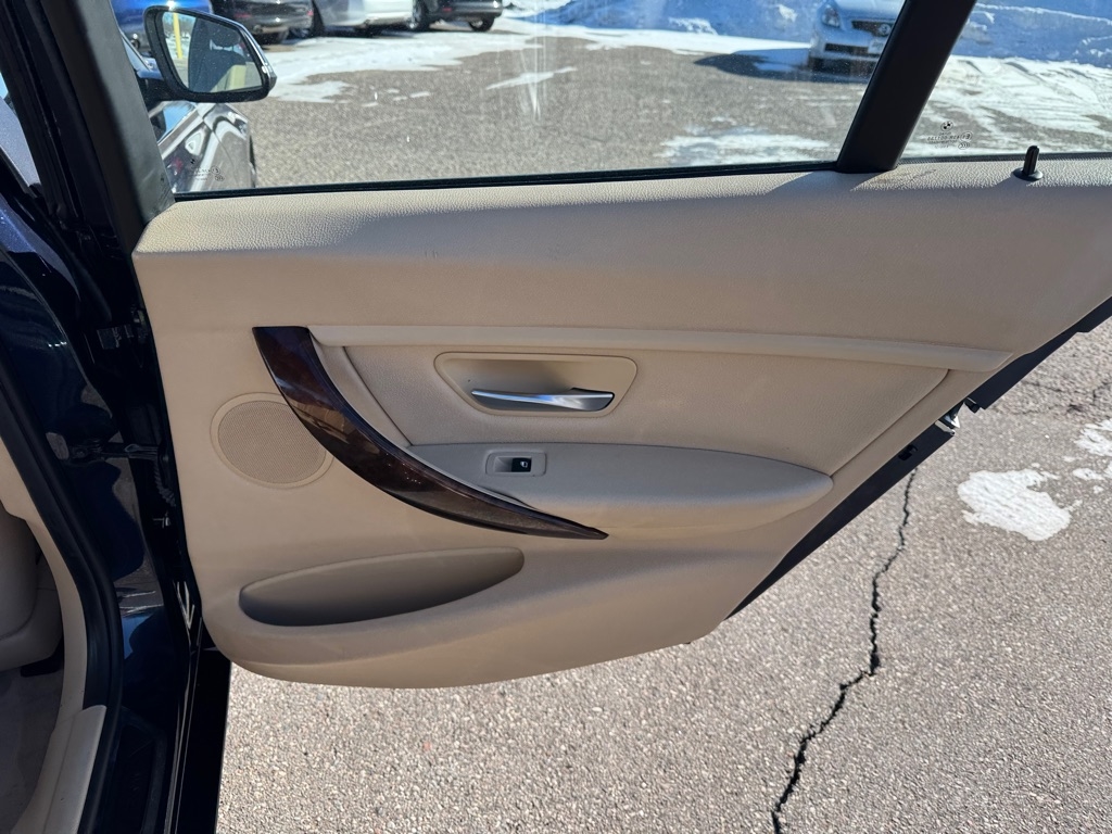 BMW 3 Series 4dr Sdn 320i xDrive AWD 2014