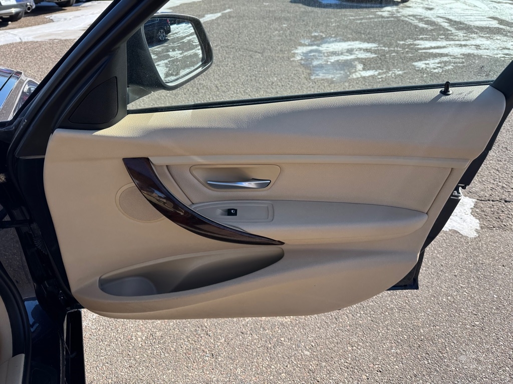 BMW 3 Series 4dr Sdn 320i xDrive AWD 2014