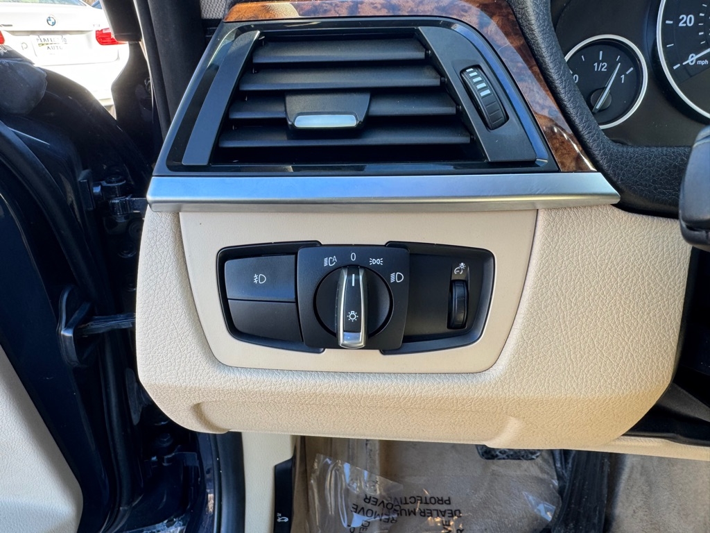 BMW 3 Series 4dr Sdn 320i xDrive AWD 2014