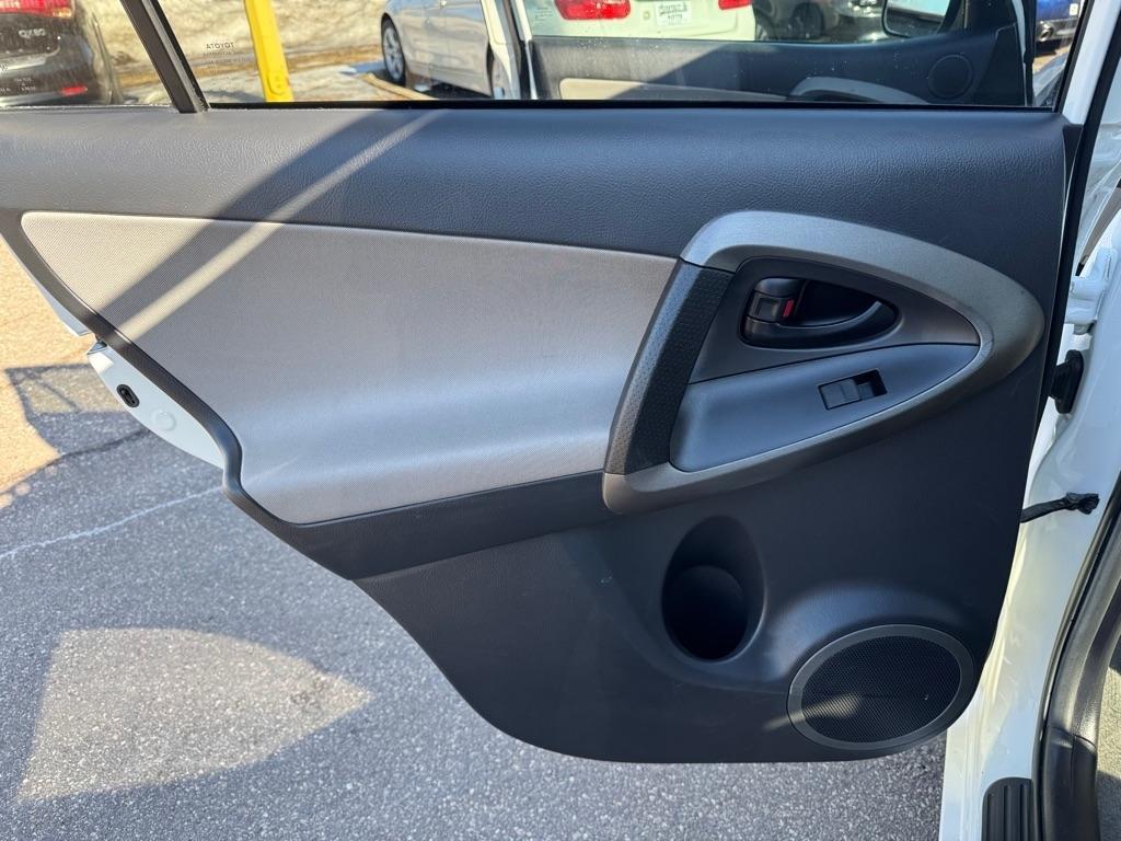 Toyota RAV4 4WD 4dr 4-cyl 4-Spd AT (Natl) 2011