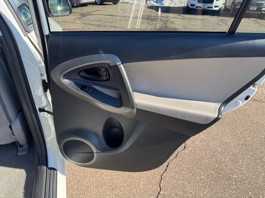 Toyota RAV4 4WD 4dr 4-cyl 4-Spd AT (Natl) 2011