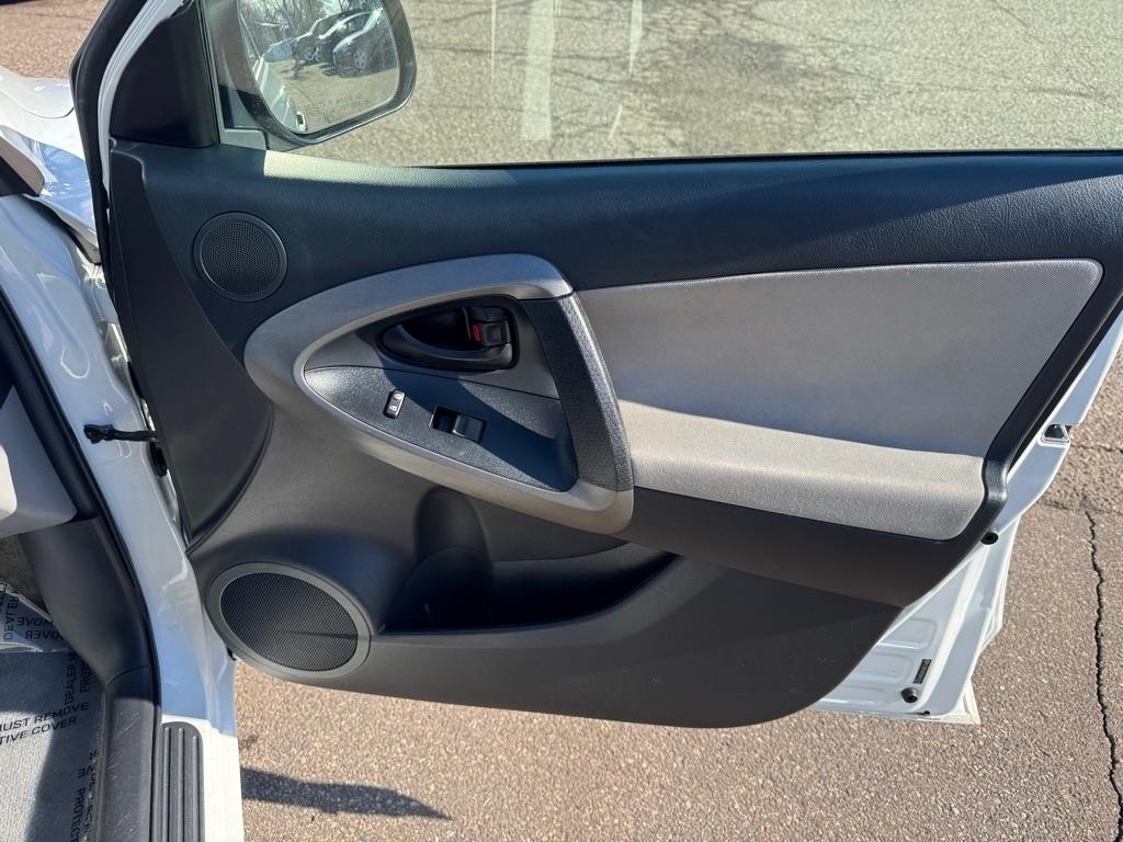 Toyota RAV4 4WD 4dr 4-cyl 4-Spd AT (Natl) 2011