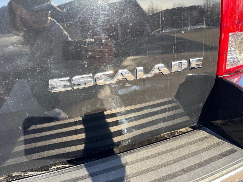 Cadillac Escalade AWD 4dr Luxury 2011