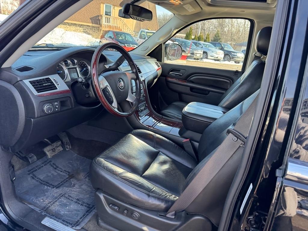 Cadillac Escalade AWD 4dr Luxury 2011