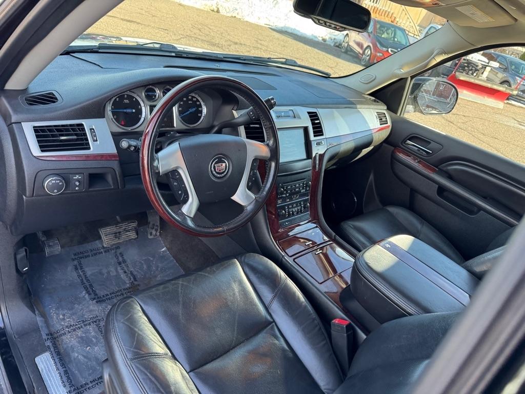 Cadillac Escalade AWD 4dr Luxury 2011