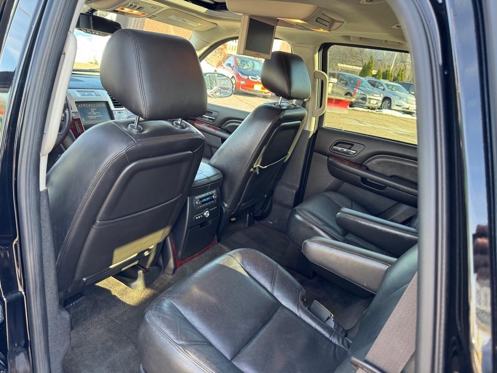 Cadillac Escalade AWD 4dr Luxury 2011